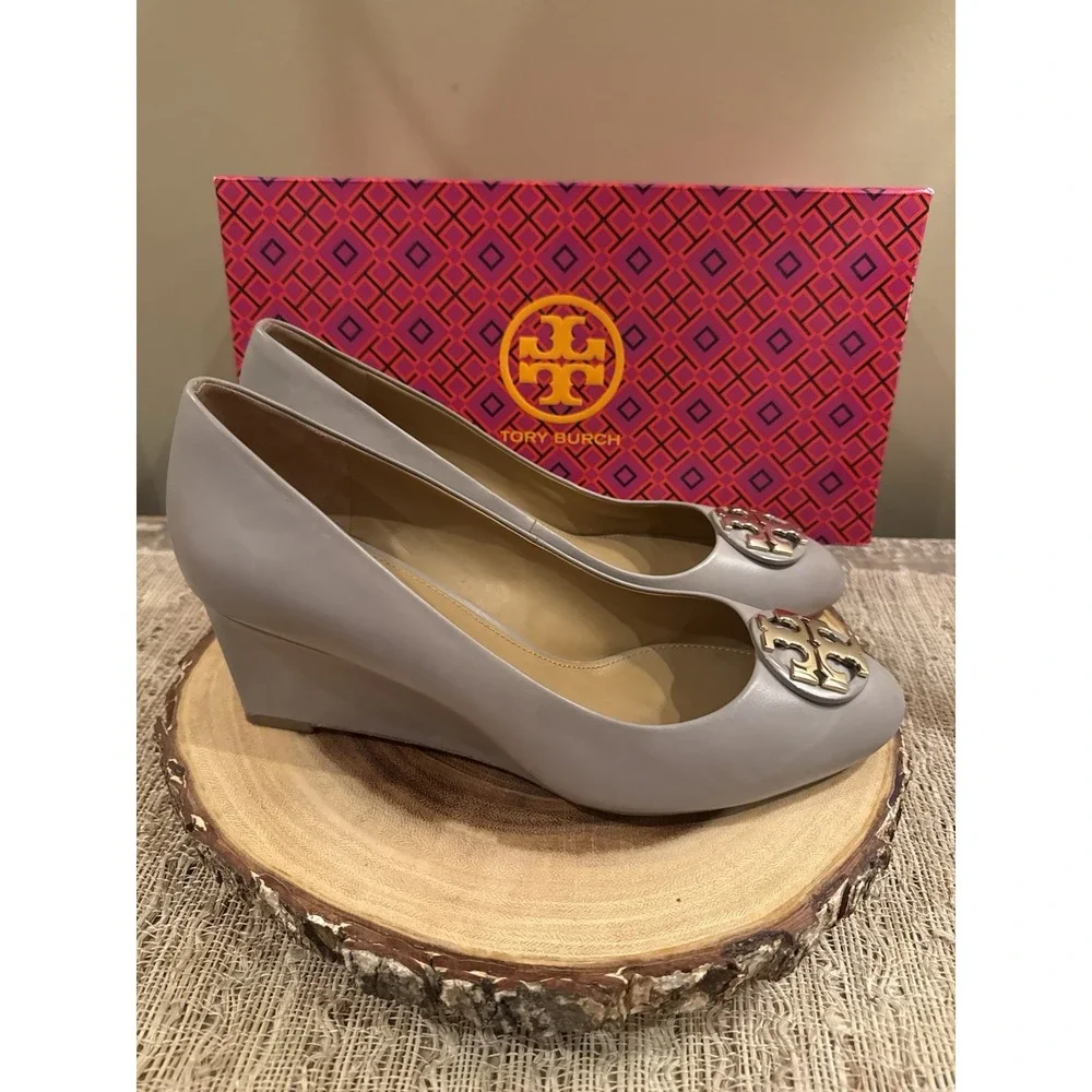Tory Burch Women's Claire 85mm Wedge Pumps in French Grey Sz-9M Gold Logo 295$
